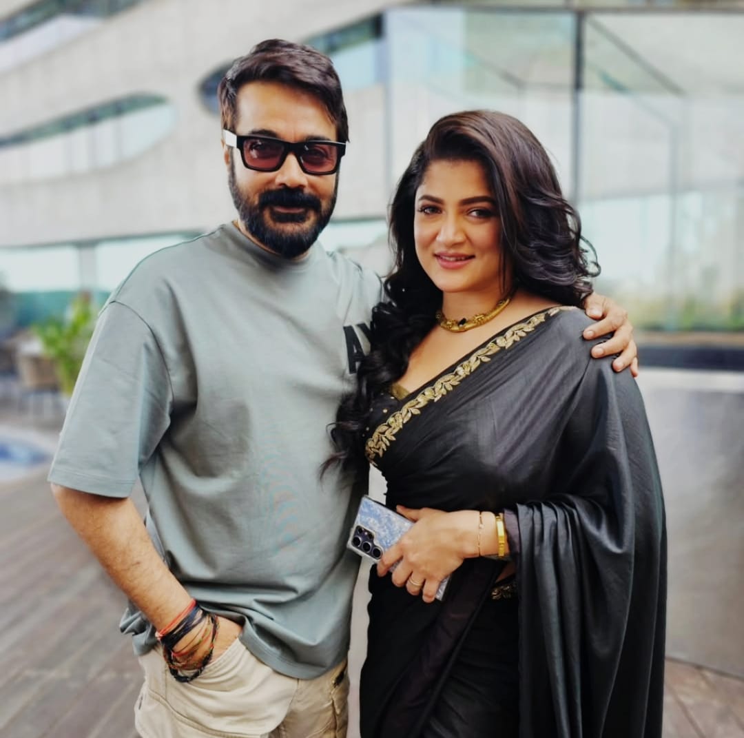 বড়দা, প্রসেনজিৎ, বুম্বাদা—বাংলা বিনোদন জগতে একটাই নাম, যার পরিচিতি বহু রূপে। এ বার পুজোয় সেই ফ্যাশন-দুরস্ত নায়ককেই যদি দেখেন চারপাশে, তাতে অবাক হবেন না। কারণ? সদ্য মুক্তি পাওয়া 'দেবী চৌধুরাণী' ছবির প্রচার মঞ্চে অভিনেতা প্রসেনজিৎ চট্টোপাধ্যায়ের পোশাক নির্বাচনের ঝলক দেখে ইতিমধ্যেই ফ্যাশন মহলে শুরু হয়ে গিয়েছে আলোচনা। এই পুজোয় তাঁর সেই সাজ হতে পারে আপনার জন্য নতুন 'ফ্যাশন গোল'।