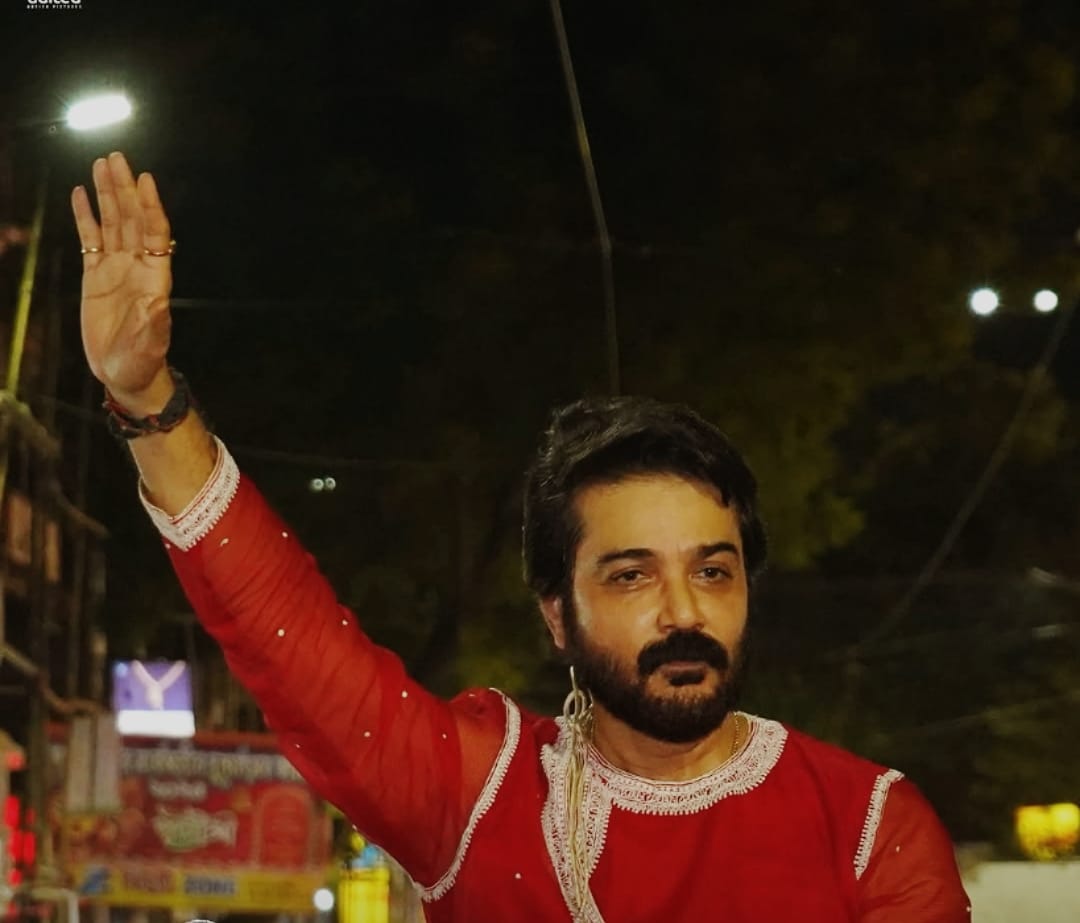পুজো মানেই তো নতুন সাজ, নতুন ছন্দ। প্রসেনজিৎ চট্টোপাধ্যায় তাঁর প্রচারের ঝলকে যেন এক এক দিন এক এক মেজাজ ধরেছেন। 