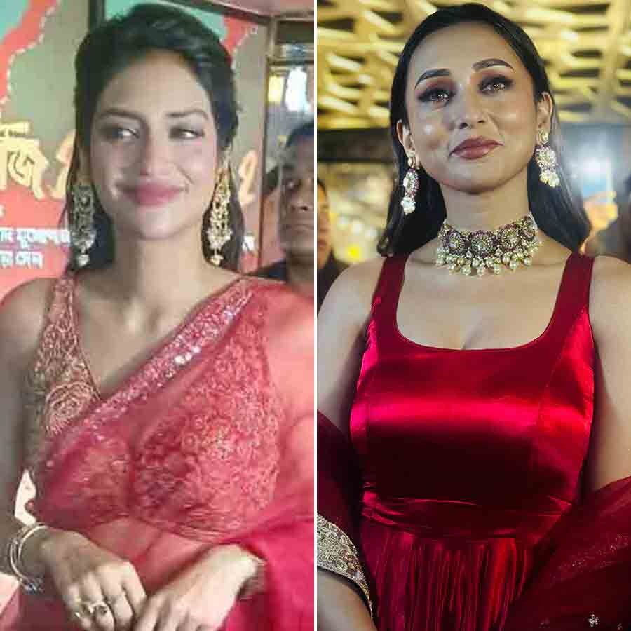 দুই বান্ধবী নুসরত এবং মিমি বিশেষ প্রদর্শনীতে।