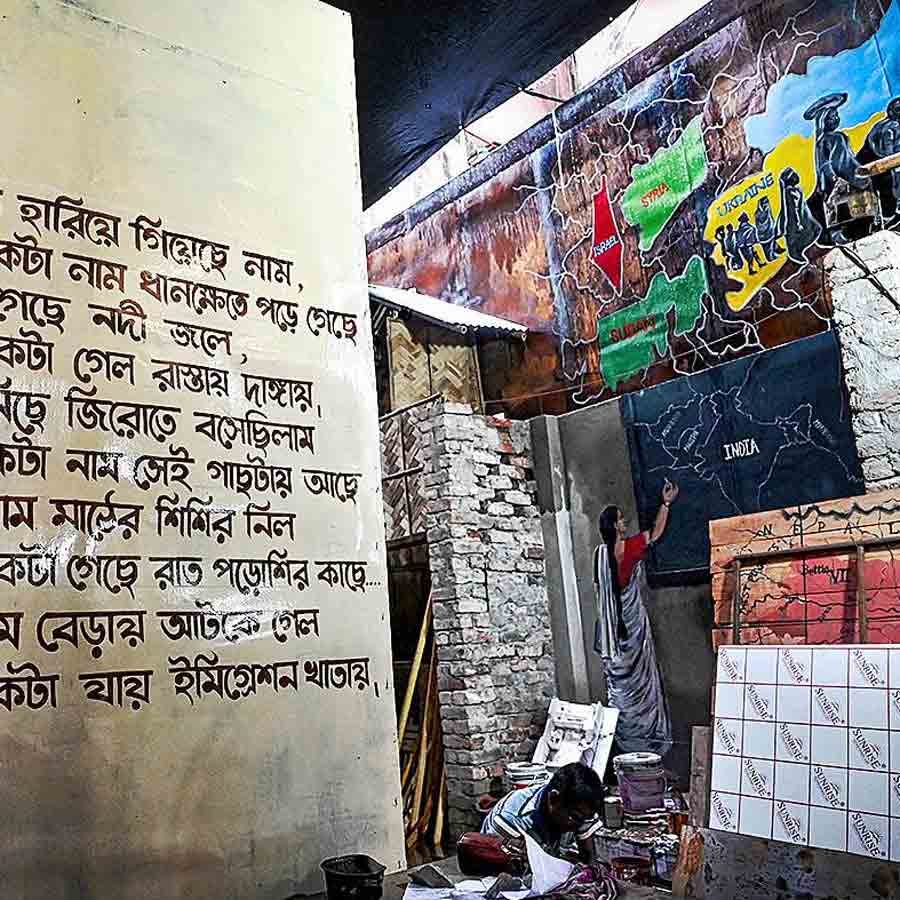 Behala Adarsha Pally's puja is being decorated with Ritwik Ghatak's film 'Meghe Dhaka Tara' as the theme