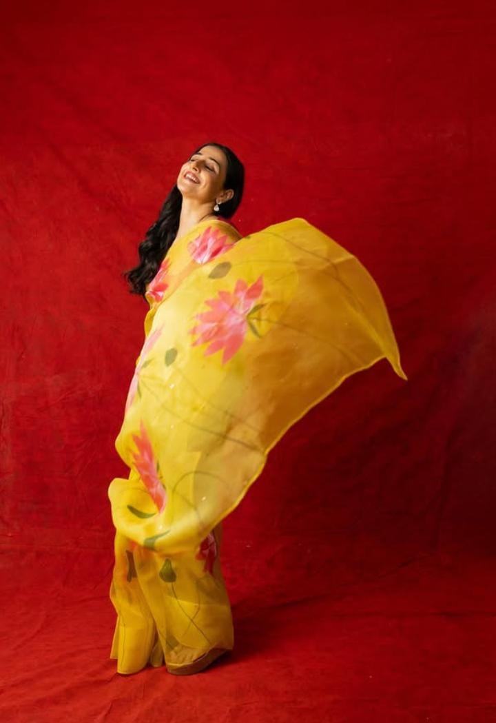 ষষ্ঠীর দিন এমন একটা হলুদ শিফন শাড়ি পরতে পারেন। আড্ডা হোক বা ঠাকুর দেখা সবেতেই মানানসই হবে এই হালকা সাজ। 