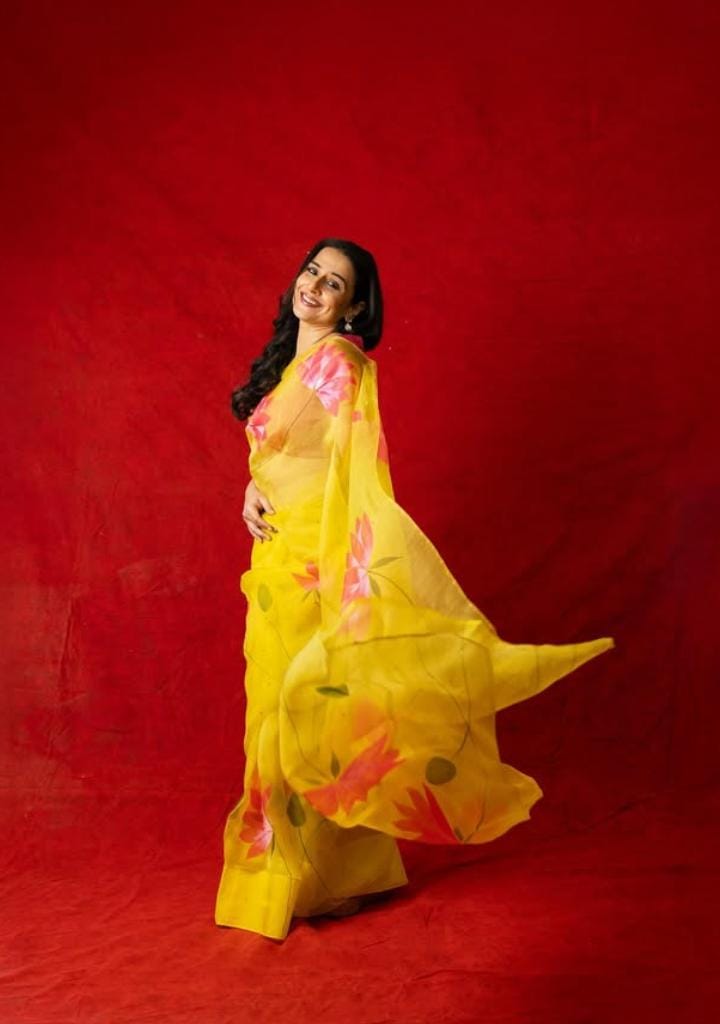 সঙ্গে চুল খোলা রাখুন। কানে পরুন ছোট ঝুমকো দুল। হাতে থাকুক ঘড়ি বা হালকা কোনও চুড়ি। ব্যস! হালকা মেকআপের সঙ্গে এই সাজেই আপনি হয়ে উঠবেন অনন্যা। 