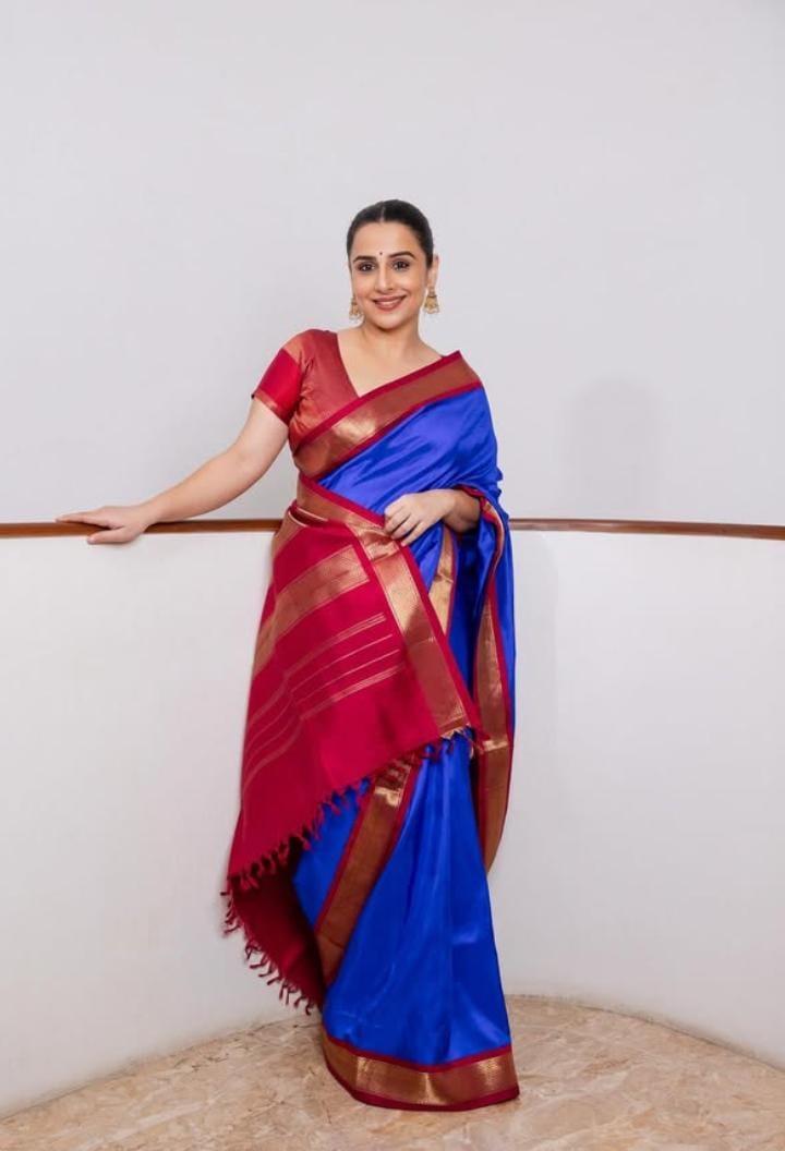 সপ্তমীর সিন এমন নীল রঙের একটি শাড়ি পরতে পারেন। পাড়ের সঙ্গে মানানসই একটি ব্লাউজ় পরুন বা আজকালকার ট্রেন্ড মেনে কন্ট্রাস্ট কিছুও বেছে নিতে পারেন। 