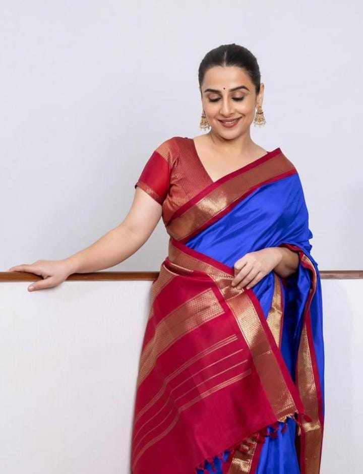 এই সাজের সঙ্গে, বিদ্যা বালানের মতো গলায় কিছু না পরে বরং কানে পরুন বড় ঝুমকো। হাতও খালি থাক। সাধারণ অথচ গর্জিয়াস এই লুকে পুজোয় আপনি নজর কাড়বেন। 