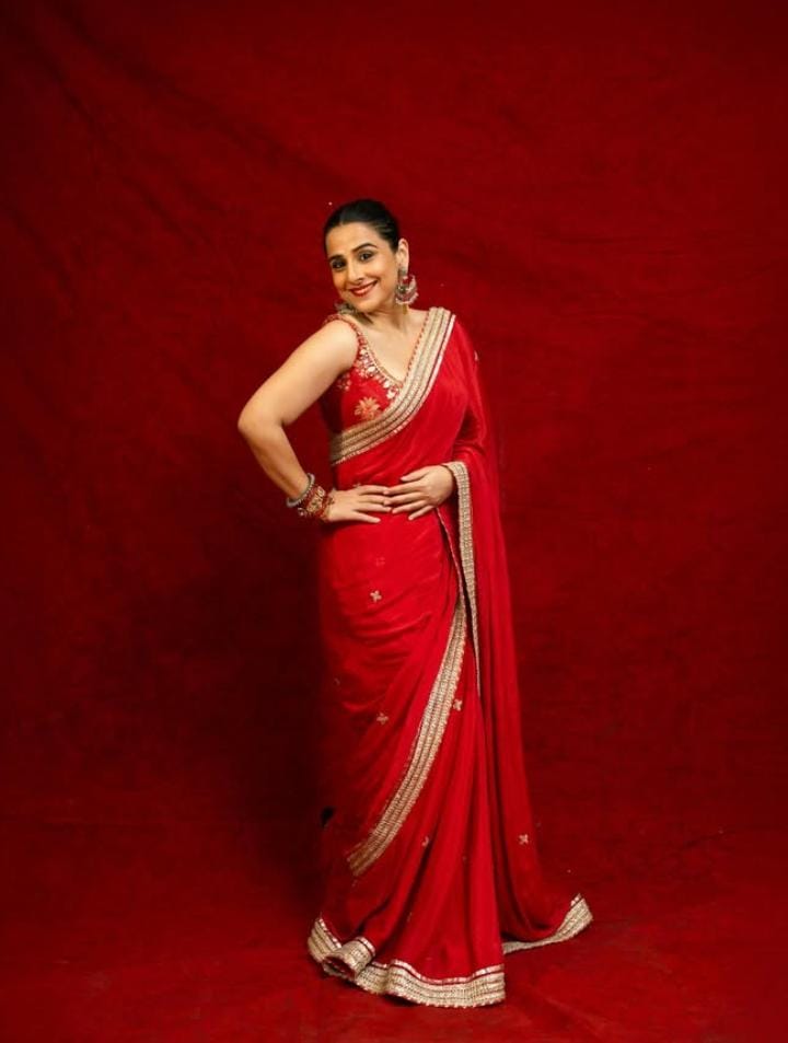 অষ্টমীর সন্ধ্যার জন্য এমন একটা লাল শাড়ি থাকলে তো কথাই নেই। ঠাকুর দেখার ভিড়ে সব চোখ আটকাবে আপনাতেই। 