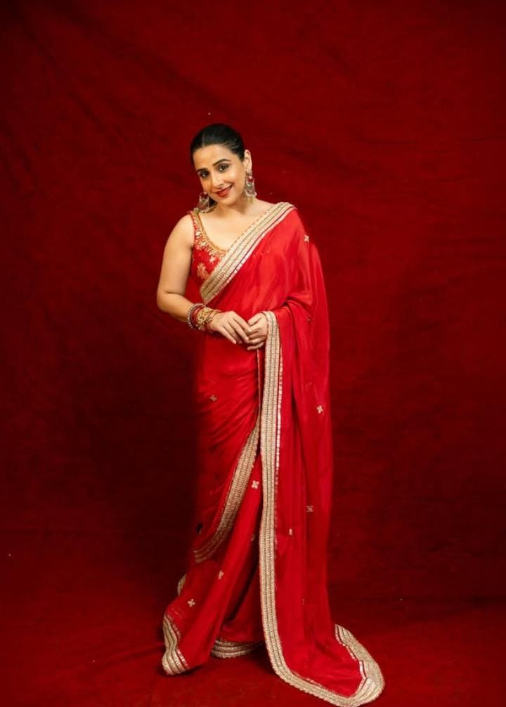 নায়িকার মতো স্লিভলেস ব্লাউজ় দিয়ে এই শাড়ি পরুন, কানে পরুন লম্বা দুল। হাতে থাকুক চুড়িও। উজ্জ্বল মেকআপ আর হাই-হিলে সাজ সম্পূর্ণ করুন। 