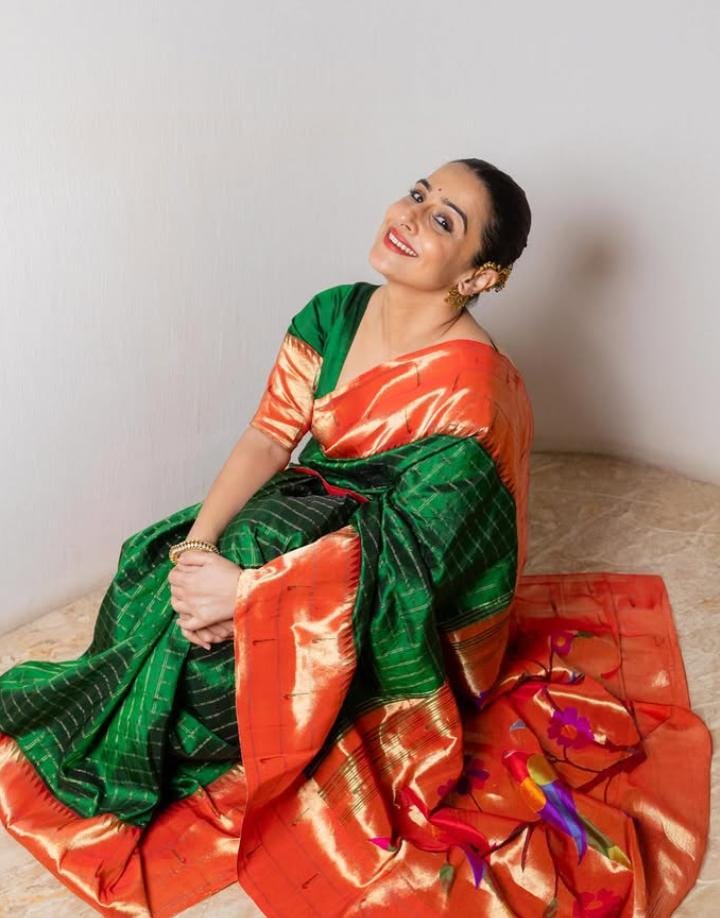 নবমী নিশির জন্য এমন একটা সিল্ক শাড়ি বেছে নিতেই পারেন। স্নিগ্ধ অথচ উজ্জ্বল এই লুকে আপনাকে মানাবে সুন্দর। 