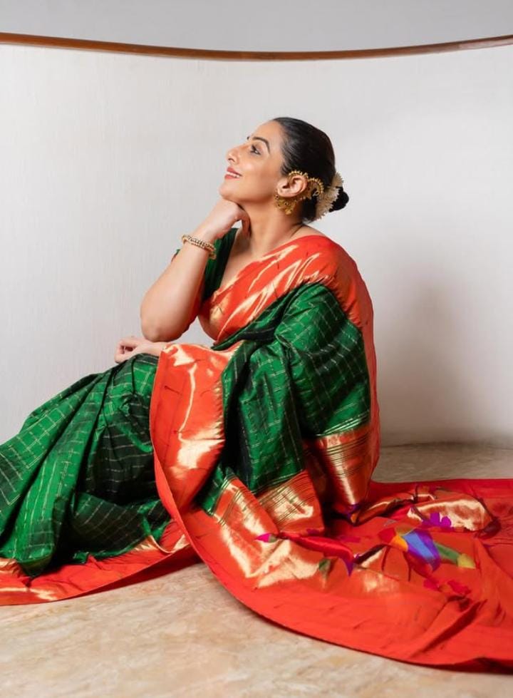 নায়িকার মতো একটি খোঁপা বাঁধতে পারেন অথবা চুল খোলা রাখতে পারেন। কানে ‘স্টাড’ বা বসা কোনও দুল পরুন, হাতে থাকুক কঙ্কন। গলায় সরু কোনও হার পরতেই পারেন। মানানসই মেকআপেই পুরো প্রস্তুত হয়ে যাবেন আপনি নবমীর আড্ডার জন্য। 