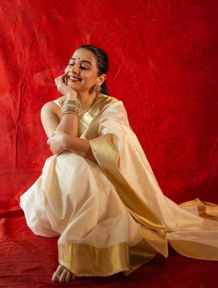 দশমীর দিন এমন একটা সাউথ কটন পরতে পারেন। এই ধরনের শাড়ি বেশ জনপ্রিয়। 