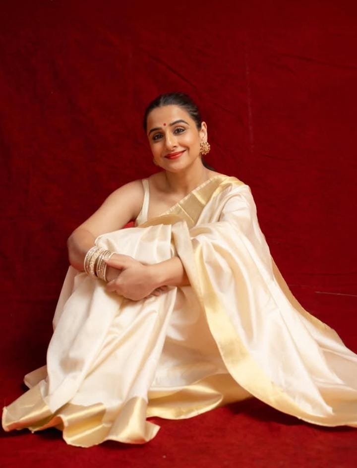 বিদ্যা বালানের মতো একই ধরনের ব্লাউজ় পরতে পারেন অথবা লাল বা অন্য রঙের ব্লাউজ়ও পরতে পারেন এই শাড়ির সঙ্গে। টেম্পল গয়নায় সেজে, খোঁপা করে তাতে ফুল লাগান। ভিড়ে নজর কাড়বেন আপনিই। তা হলে আর কী? এই পুজোয় বিদ্যা বালানের মতো আপনিও সেজে উঠুন অনন্য লুকে।  (‘আনন্দ উৎসব ২০২৫’-এর সাফল্যের নেপথ্যে রয়েছেন একাধিক সহযোগী। প্রেজ়েন্টিং পার্টনার ‘মারুতি সুজ়ুকি অ্যারেনা’। অন্যান্য সহযোগীরা হলেন ওয়েডিং পার্টনার ‘এবিপি ওয়ানস্টপ ওয়েডিং’, ফ্যাশন পার্টনার ‘কসমো বাজ়ার’, নলেজ পার্টনার ‘টেকনো ইন্ডিয়া ইউনিভার্সিটি’, ব্যাঙ্কিং পার্টনার ‘ইউনিয়ন ব্যাঙ্ক অফ ইন্ডিয়া’, কমফোর্ট পার্টনার ‘কার্লন’।) (এই প্রতিবেদনটি ‘আনন্দ উৎসব’ ফিচারের একটি অংশ)।