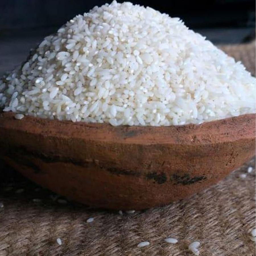 ভোগের খিচুড়ি বানানোর জন্য সবার আগে গোবিন্দভোগ চাল ভাল করে ধুয়ে নিন। তার পরে তা ভিজিয়ে রাখুন বেশ কিছু ক্ষণের জন্য। 