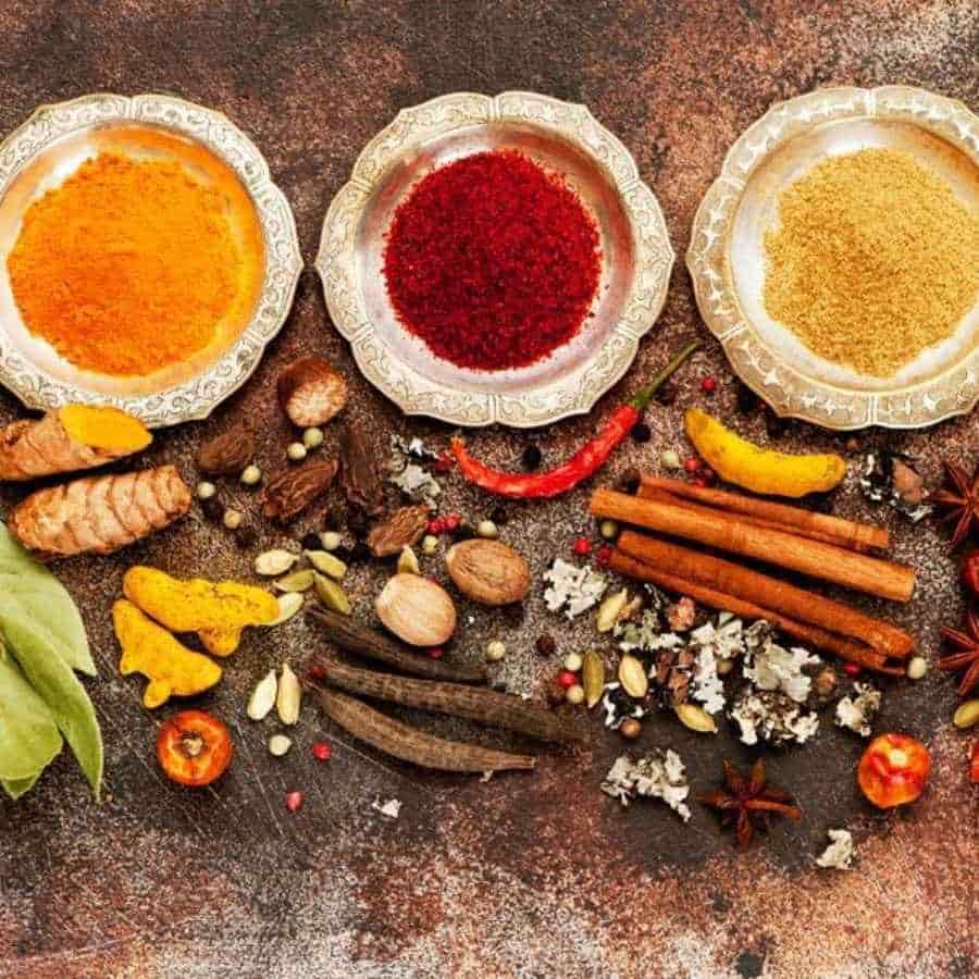 এ ছাড়াও লাগবে ধনেপাতা কুচি, হিং, কাশ্মীরি লঙ্কা গুঁড়ো, হলুদ গুঁড়ো, জিরে গুঁড়ো, ধনে গুঁড়ো, নুন, হলুদ, টোম্যাটো, জিরে, কাজু। 