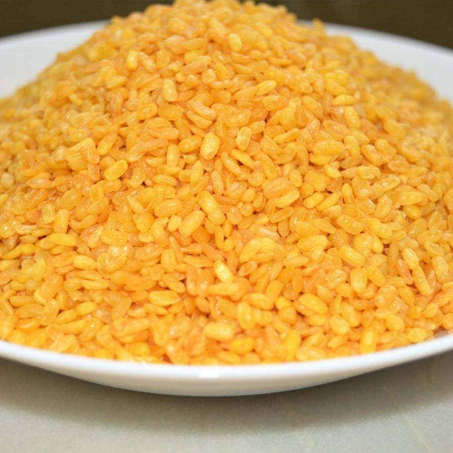 এর পরে কড়াইয়ে শুকনো খোলায় ডাল ভেজে নিন যত ক্ষণ না তার রং বদলে হালকা বাদামি হচ্ছে এবং সুন্দর গন্ধ বেরোচ্ছে। ডাল ভেজে সেটাও জলে ভিজিয়ে রাখতে হবে। 