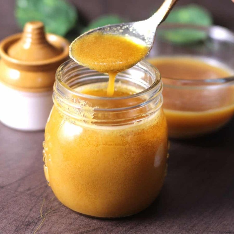 এ বার ওভেনে একটি বড় পাত্র বসান। তাতে ৩-৪ চামচ ঘি দিন। ঘি গরম হলে তাতে কেটে রাখা ফুলকপি দিয়ে দিন। হালকা ভেজে তাতে যোগ করুন আলু। দুটোই মিনিট ২-৩ ভেজে নামিয়ে রাখুন। 