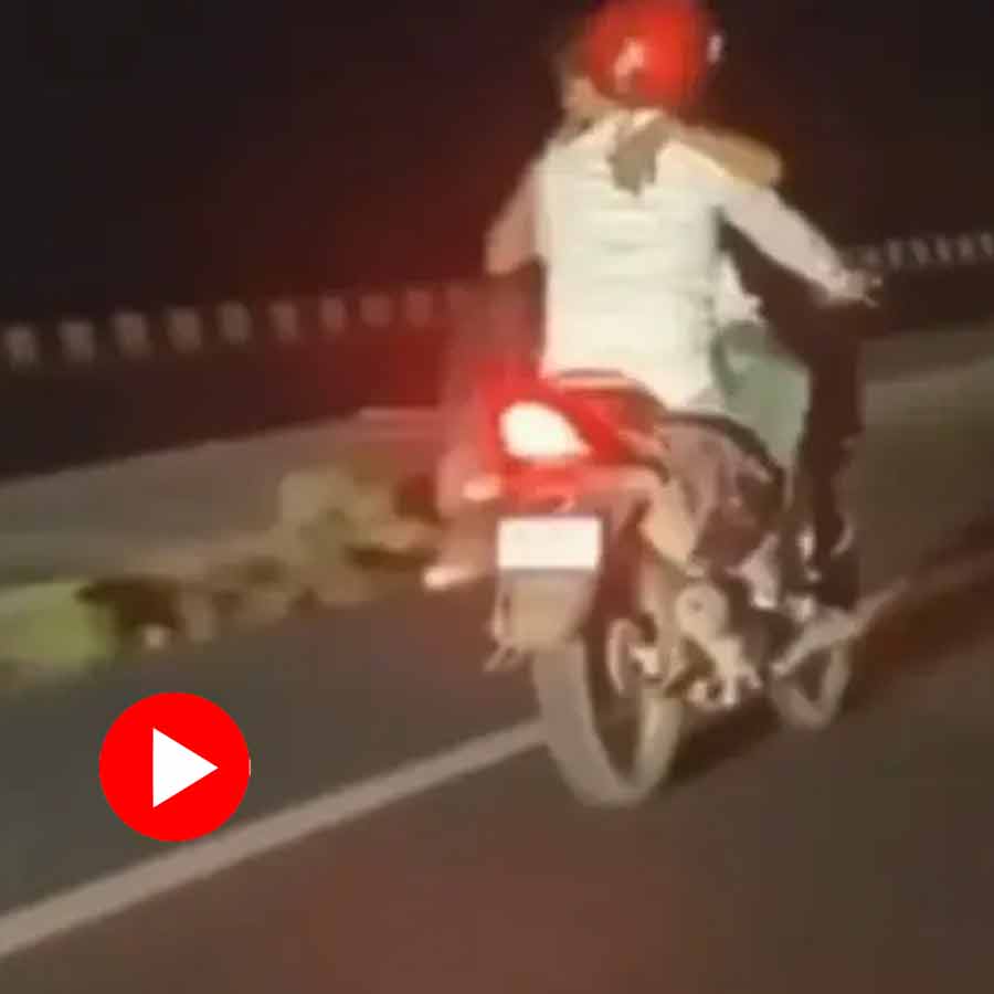 A Video Captures Public Romance on Busy Road in Rajasthan Went Viral dgtl