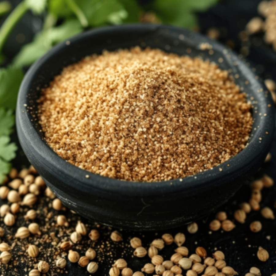 কড়াইয়ে দিন বাকি সমস্ত সবজি, অর্থাৎ কুমড়ো, গাজর এবং বিন্স। হালকা কষিয়ে নিন। এ বার তাতে যোগ করুন গুঁড়ো মশলাগুলি। অর্থাৎ, এক এক করে দিয়ে দিন হলুদ গুঁড়ো, ধনে গুঁড়ো, জিরে গুঁড়ো, নুন, কাশ্মীরি লঙ্কা গুঁড়ো। ২-৩ মিনিট নেড়ে নিন। 