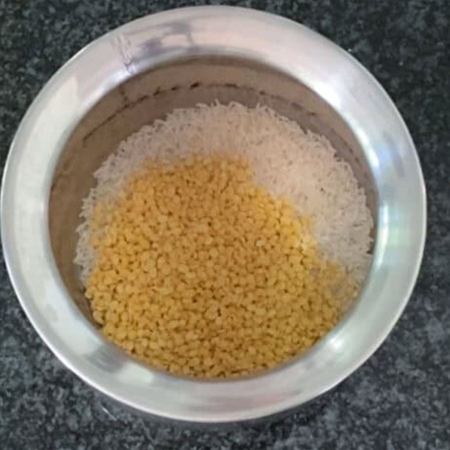 এ বার কড়াইয়ে দিয়ে দিন ভিজিয়ে রাখা ডাল। যোগ করুন চালও। আবারও সবটা ভাল করে নেড়ে নিতে হবে। 