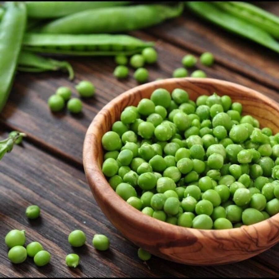 টোম্যাটো, কড়াইশুঁটি, এবং আগে থেকে ভেজে রাখা আলু, ফুলকপি দিয়ে দিন কড়াইয়ে। মিনিট খানেক নেড়ে নিয়ে গরম জল দিন পরিমাণ মতো। এ বার ঢাকনা দিয়ে দিন। 