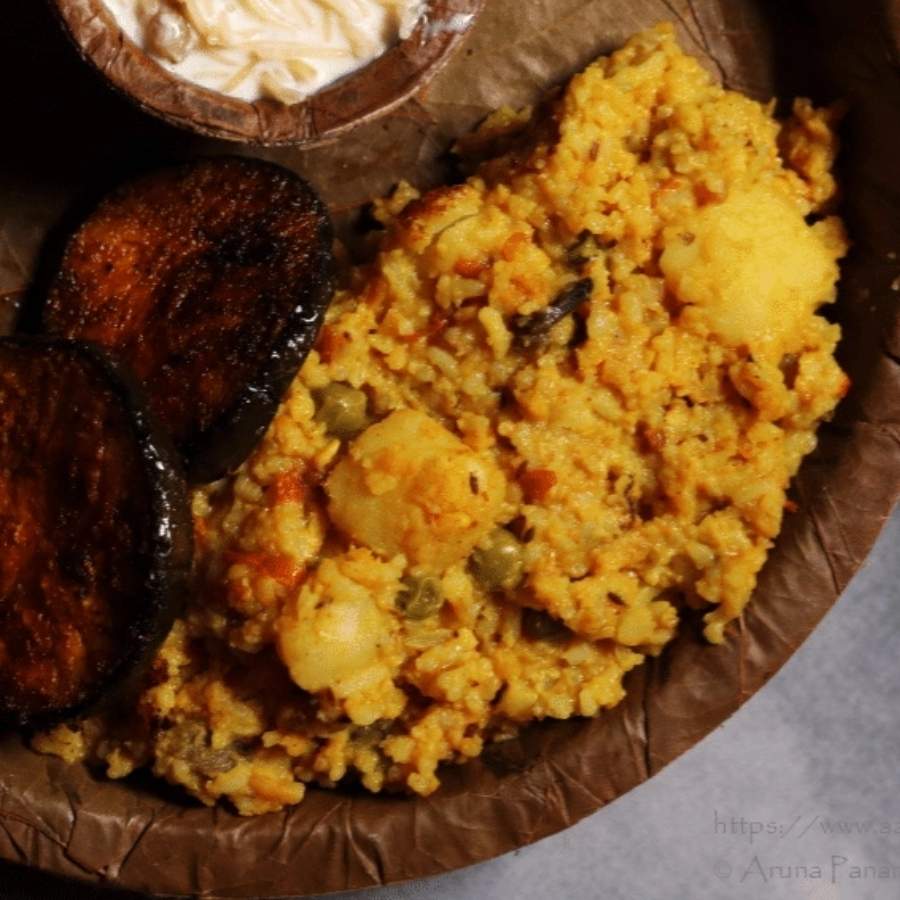 ঢাকা দিয়ে ৩-৪ মিনিট করে রাখুন। আর তার পরে খুলে একটু করে নেড়ে দিন। এ ভাবেই ১৫-২০ মিনিট খিচুড়ি হতে দিন। মাঝে মধ্যে নাড়িয়ে দিন, যাতে নীচ থেকে ধরে না যায়। যদি শেষ দিকে মনে হয় অল্প জল প্রয়োজন, তবে তা যোগ করবেন।