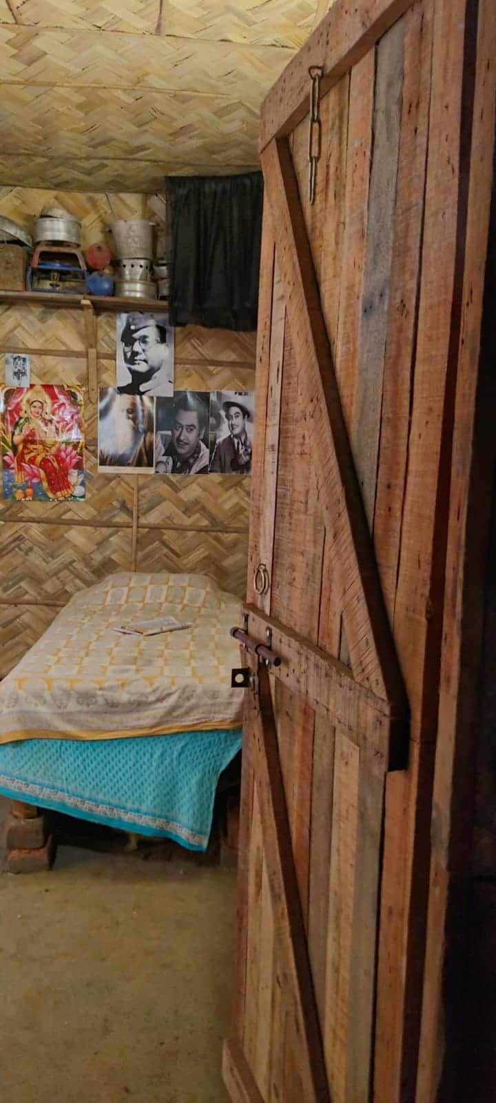 কিন্তু এই ঘর কি কেবলই বসতবাড়ি? না। 