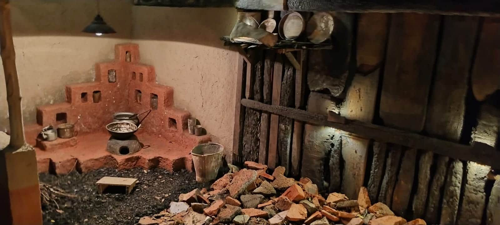 দেবদারু ফটকে এলে বাইরে থেকে উল্টো হয়ে বেশ কিছু বাড়িঘর ঝুলতে দেখা যাবে। 