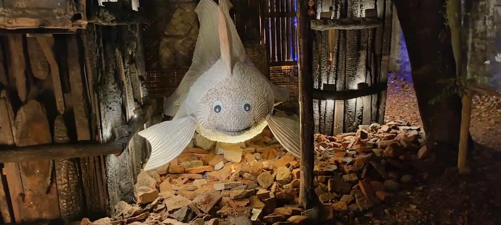 ভিতরে ঢুকলেই নজর কাড়বে এক অতিকায় মাছ। তার পরই রয়েছে ভেঙে পড়া ঝাড়বাতি, শ্রীহীন রান্নাঘর। এর পরই আসে আসল চমক। 