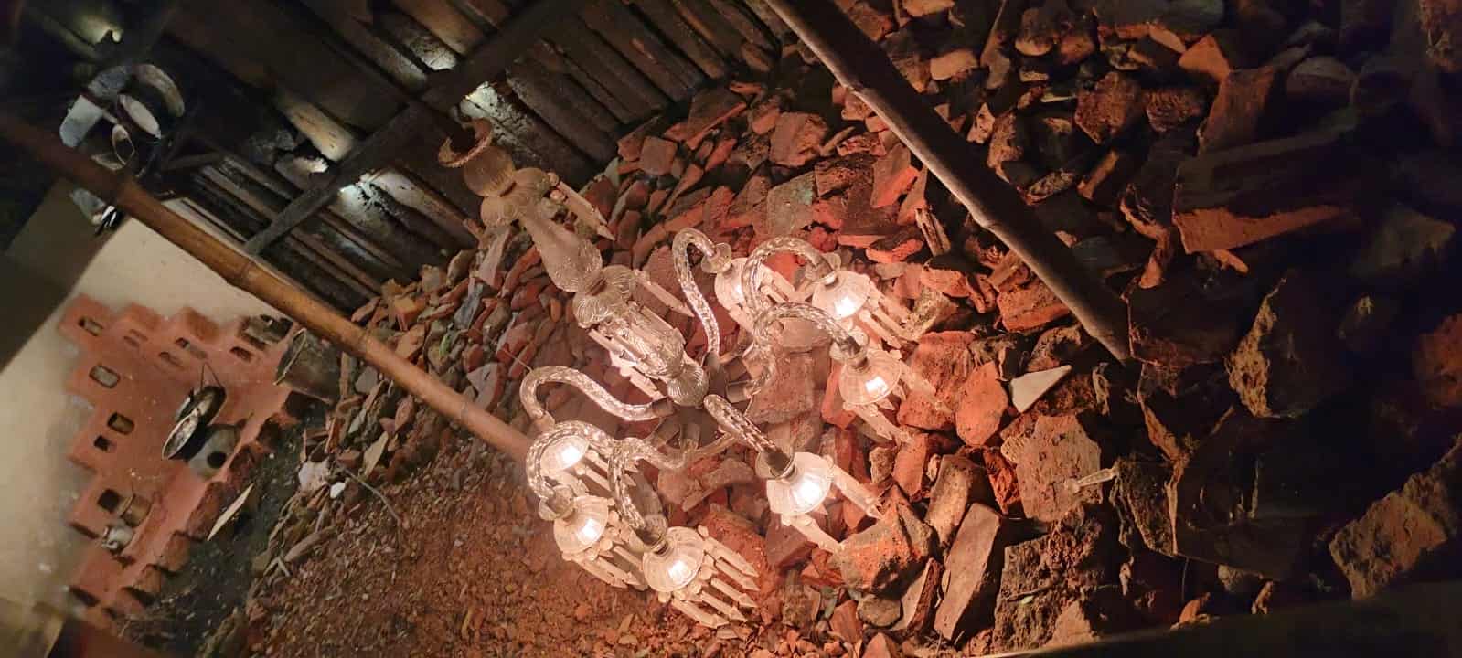 ঘর মানে তো কেবল বাড়ি নয়, ঘর মানে তো মনের ঘরও বটে! সেটাই যেন ধরা পড়ল মণ্ডপের একাংশে। 