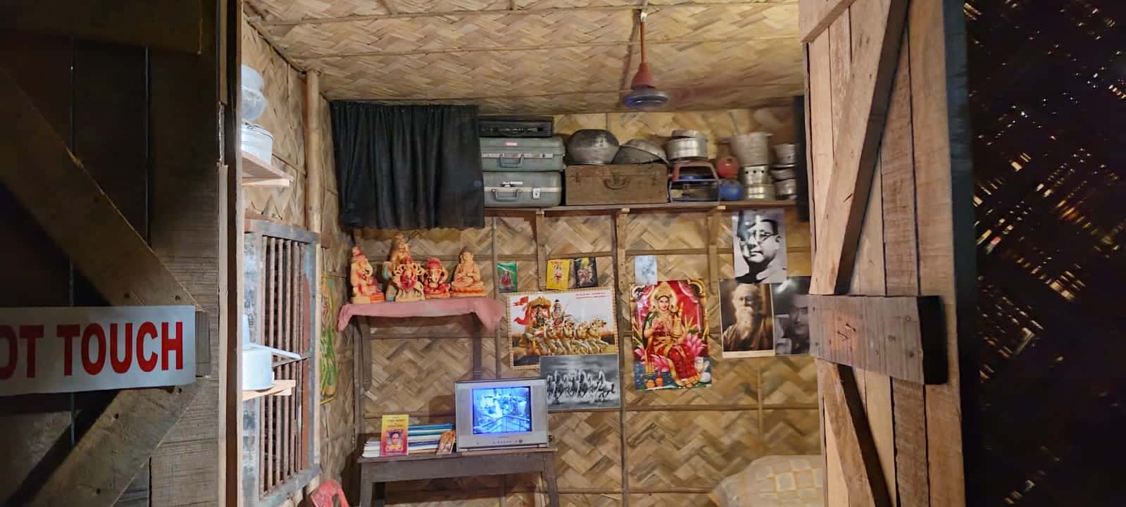 আর এর সঙ্গে অবশ্যই রয়েছে আসল একটি ঘর যেখানে বিছানা থেকে টিভি, মহামানবদের ছবি, ক্যালেন্ডার সহ আর যা যা জিনিস দেখা যায় মধ্যবিত্ত কোনও বাঙালি বাড়িতে। 