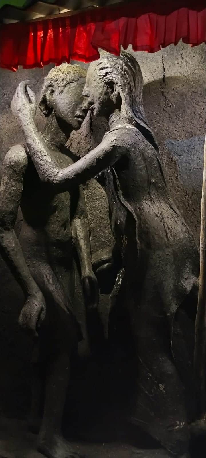 বেহালার এই পুজো মণ্ডপে এলে ঘর বা বাড়ির নানা রূপ, নানা জিনিস নজরে আসবেই। 