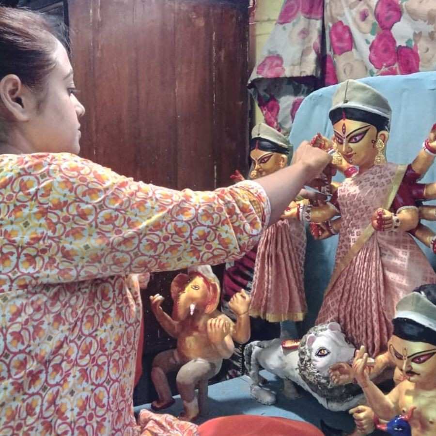 বাঙালির সেরা উৎসব দুর্গাপুজো কেবল মাত্র কোনও ঈশ্বরীর আরাধনা নয়। দশভুজাকে প্রত্যেক বাঙালিই হয় মাতৃরূপে অথবা কন্যারূপে কল্পনা করে। তাই, এই পুজো শুধুই আচার নয়, এ হল অন্তরের আবেগ! যে আবেগের অনন্য প্রকাশ ঘটেছে উত্তর কলকাতার কাশীপুরের বাসিন্দা এক শিক্ষিকার ঐকান্তিক প্রচেষ্টায়।