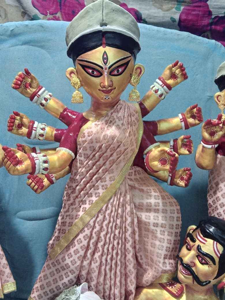 বেসরকারি কিন্ডারগার্টেন স্কুলে বাচ্চাদের পড়ান তরুণী শিক্ষিকা সুজাতা দেবনাথ। ২০১৯ সাল থেকে নিজের বাড়িতেই দুর্গাপুজো শুরু করেন তিনি। উল্লেখ্য, সুজাতা নিজেই প্রতি বছর পুজোর আগে মায়ের মৃণ্ময়ী প্রতিমা গড়েন। 