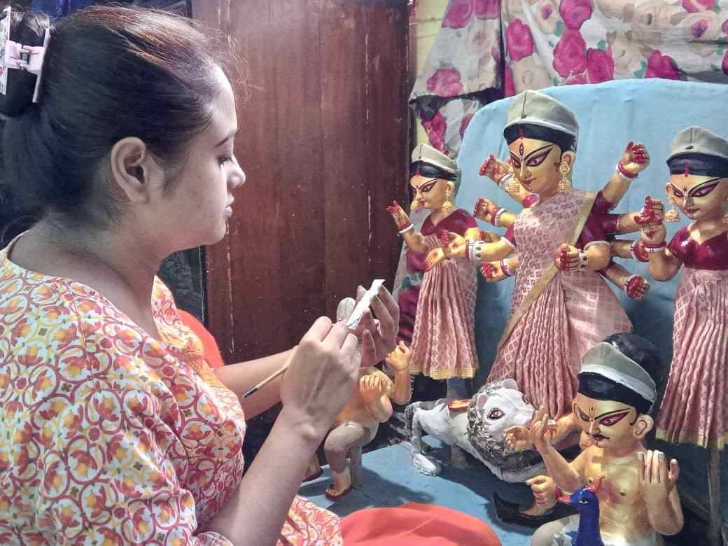 ছোটবেলা থেকে আঁকতে ভালবাসেন সুজাতা। সেই ভালবাসা থেকেই শিখেছেন মূর্তি গড়তে। যদিও এই বিষয়ে কোনও প্রথাগত শিক্ষা বা প্রশিক্ষণ তাঁর নেই।