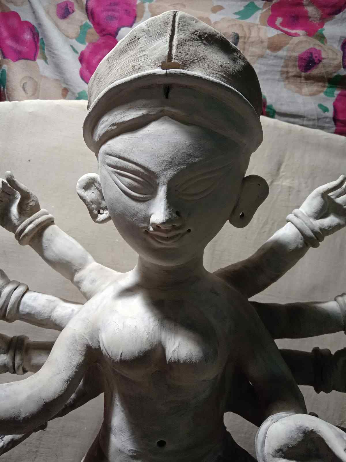 সুজাতা জানান, ছোট থেকেই কুমোরটুলিতে যাতায়াত ছিল তাঁর। মৃৎশিল্পীদের কাজ দেখতে ভাল লাগত। ঘণ্টার পর ঘণ্টা ধরে সেই পর্যবেক্ষণই তাঁকে শিখিয়ে দিয়েছে কী ভাবে গড়তে হবে মায়ের মূর্তি!