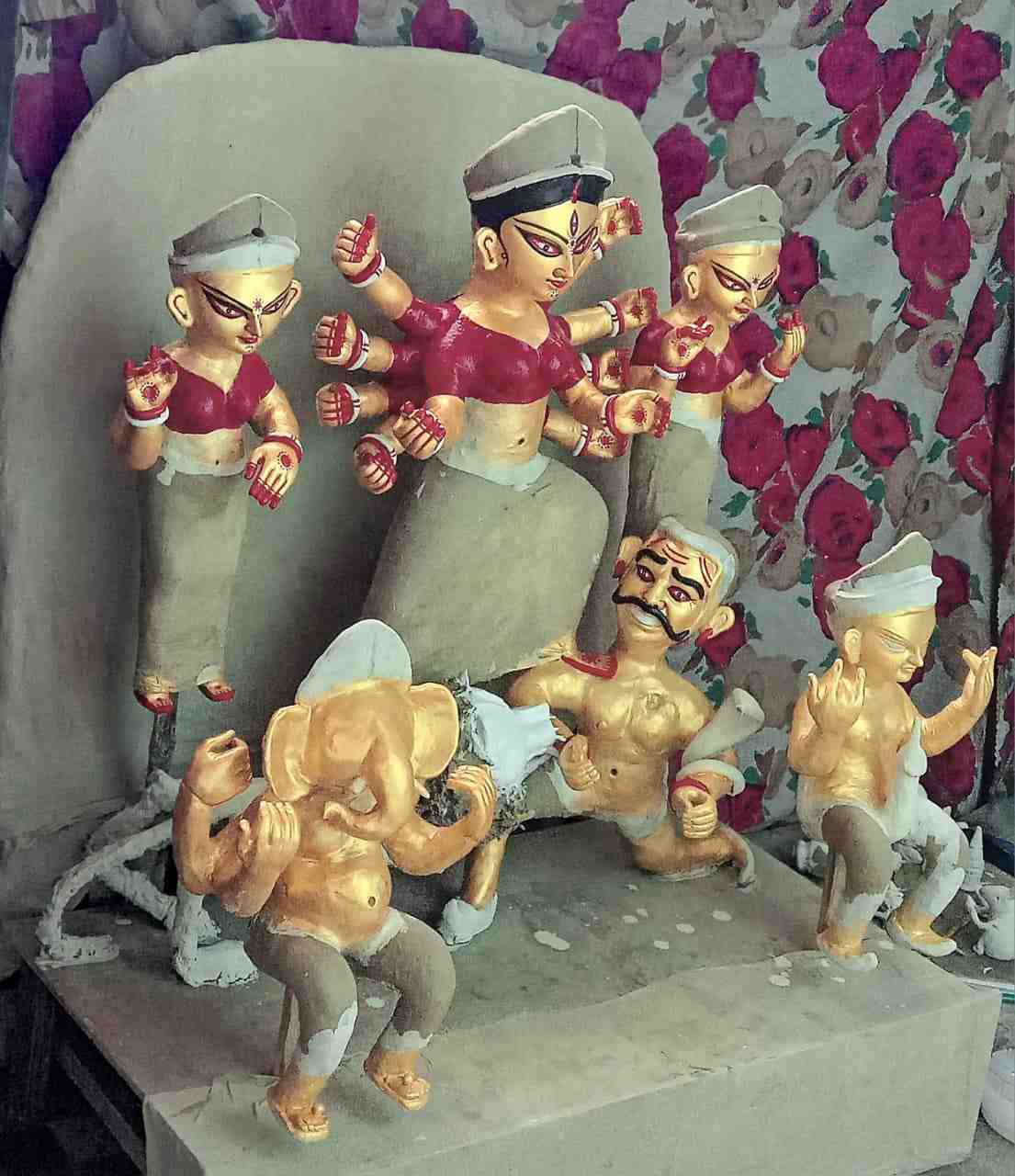 সুজাতা যে প্রতিমা গড়েন, সেটি একচালার। সব মিলিয়ে উচ্চতা ৩ ফুট। দেবীর স্বকীয়তা তাঁর গাত্রবর্ণ বা মুখের রং। সুজাতা প্রতিমা রাঙিয়ে তোলেন সোনালী রঙে। তাঁর মতে, এই রং পিতলের মতো উজ্জ্বল, টেঁকেও অনেক বেশি। 