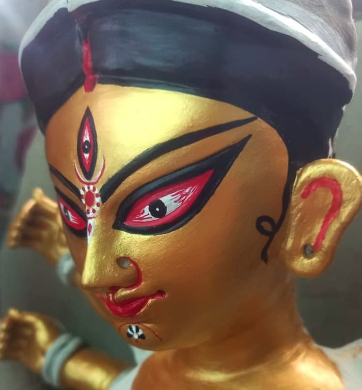 এক বছর পর আবার নতুন প্রতিমা গড়া হয়। শারদীয়ার দিনগুলিতে নতুন ও পুরোনো - দু'টি প্রতিমা পাশাপাশি রেখে পুজো করা হয়। দশমীতে নিয়ম মেনে পুরোনো প্রতিমা নিরঞ্জন করা হয়। নতুনটি বাড়িতেই থাকে। সেটি বিসর্জন দেওয়া হয় পরের বছর। 