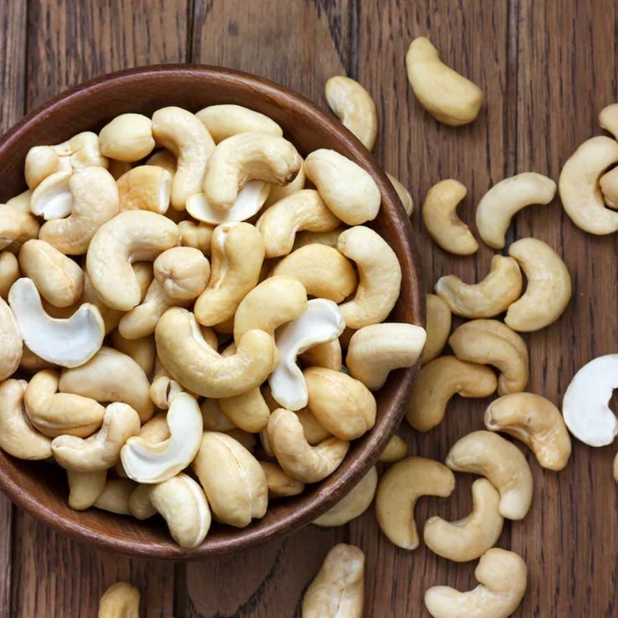 এ বার অন্য একটি প্যানে দুই চামচ ঘি নিন। গরম হলে তাতে দিয়ে দিন দুটো শুকনো লঙ্কা, এক চামচ জিরে, আধ চামচ হিং এবং ৮-১০টি কাজু। যোগ করুন এক চামচ কাশ্মীরি লঙ্কা গুঁড়ো। এ বার সবটা ভাল করে নেড়ে নিয়ে খিচুড়িতে দিন।