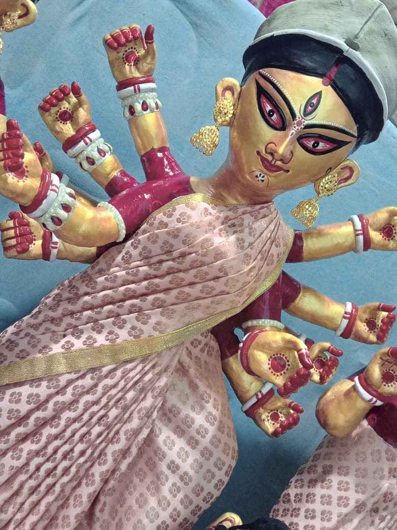 বাড়ির এই পুজোয় কোনও ঠাকুরমশাই বা পুরোহিত ডাকা হয় না। সুজাতা ও তাঁর বাবা - বাপ-বেটির এই জুটিই সারেন যাবতীয় আচার-অনুষ্ঠান। এমনকী, ভোগ রান্নাও বাবা-মেয়ে মিলেই করেন।