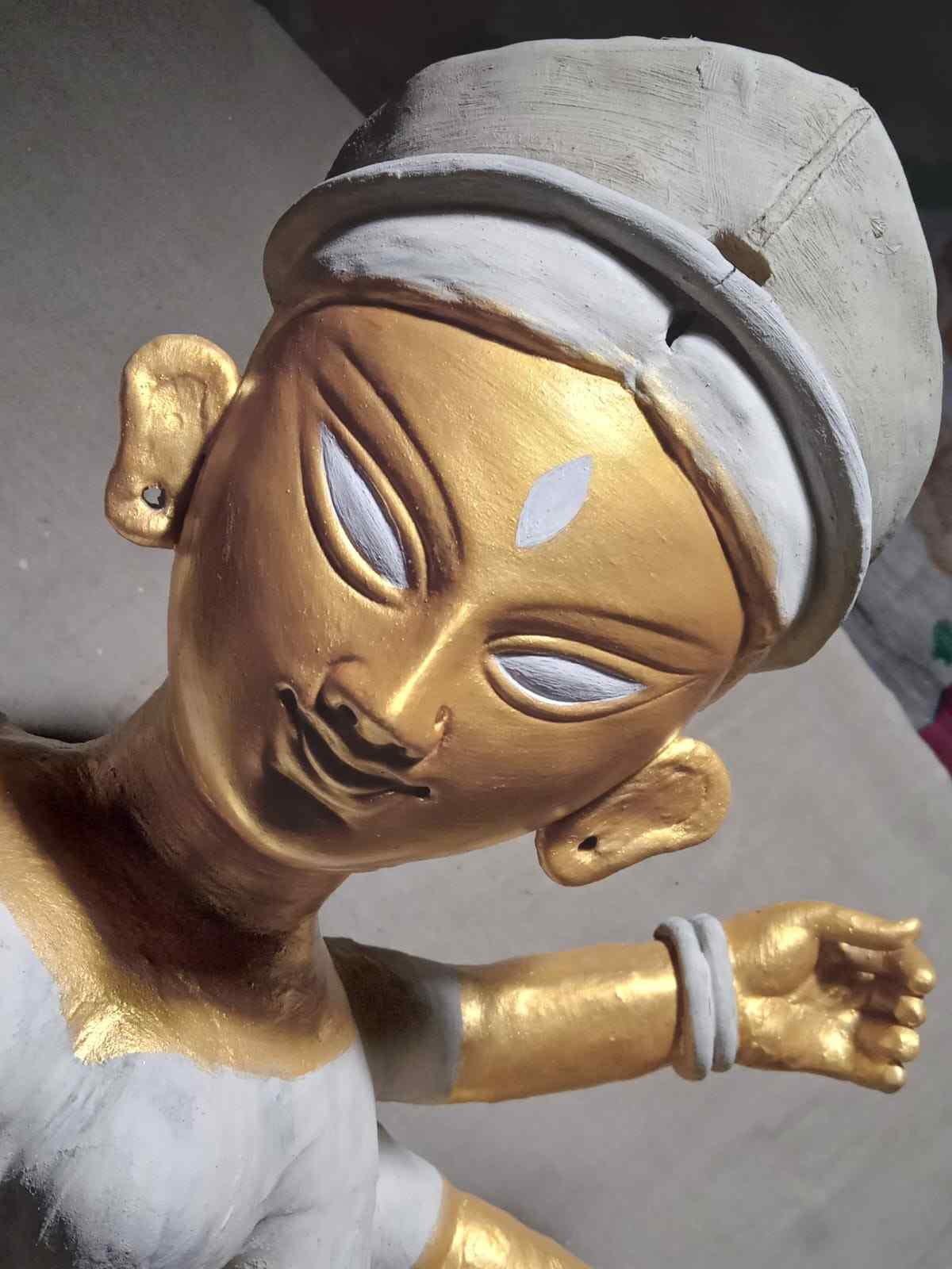 পুজোর পাঁচ দিন পাঁচ ধরনের ভোগের আয়োজন করা হয়। ষষ্ঠীতে থাকে লুচি ভোগ। সপ্তমী মাছের ভোগ মাকে অর্পণ করা হয়। অষ্টমীর ভোগে থাকে পোলাও-সহ অন্যান্য নিরামিষ পদ। নবমী ও দশমীতে আবারও মাকে মাছের ভোগ দেওয়া হয়।