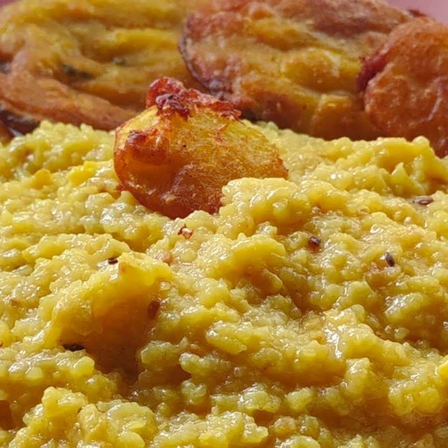 দুপুরে গরম গরম এই খিচুড়ি পরিবেশন করুন ঘি ছড়িয়ে। সঙ্গে রাখতে পারেন বেগুনি, আলুর দম, লাবড়া। শেষ পাতে চাটনি থাকলে জমে যাবে। (‘আনন্দ উৎসব ২০২৫’-এর সাফল্যের নেপথ্যে রয়েছেন একাধিক সহযোগী। প্রেজ়েন্টিং পার্টনার ‘মারুতি সুজ়ুকি অ্যারেনা’। অন্যান্য সহযোগীরা হলেন ওয়েডিং পার্টনার ‘এবিপি ওয়ানস্টপ ওয়েডিং’, ফ্যাশন পার্টনার ‘কসমো বাজ়ার’, নলেজ পার্টনার ‘টেকনো ইন্ডিয়া ইউনিভার্সিটি’, ব্যাঙ্কিং পার্টনার ‘ইউনিয়ন ব্যাঙ্ক অফ ইন্ডিয়া’, কমফোর্ট পার্টনার ‘কার্লন’)।  (এই প্রতিবেদনটি ‘আনন্দ উৎসব’ ফিচারের একটি অংশ)।