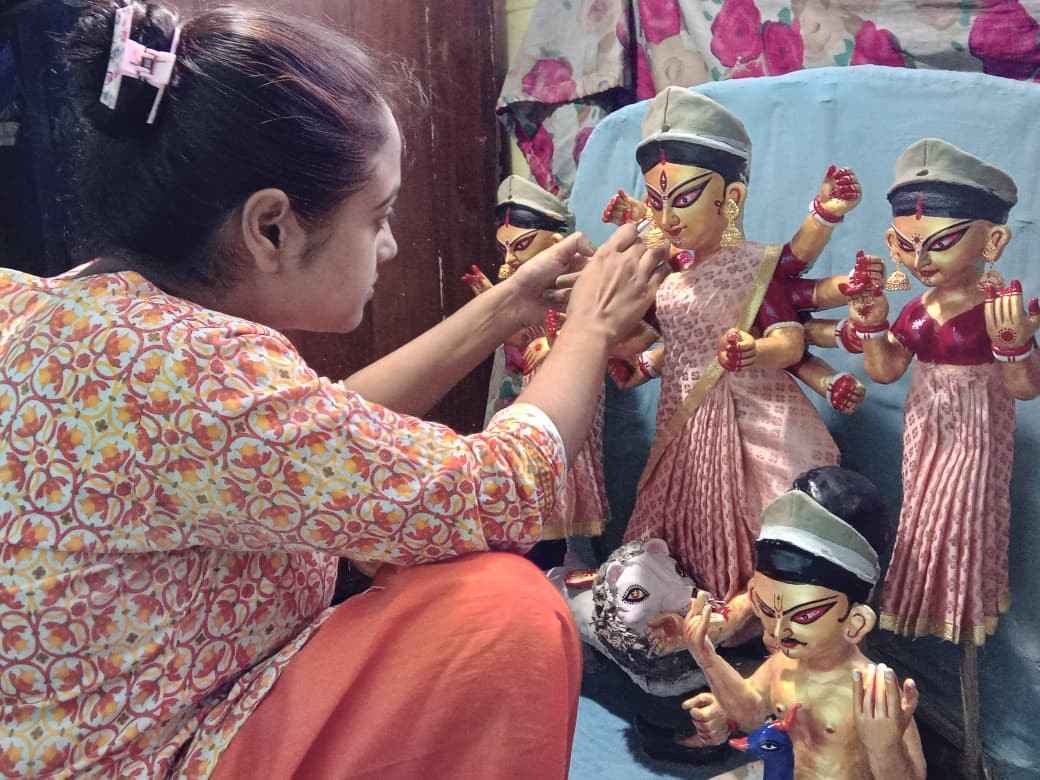 পুজোর দিনগুলিতে দেবনাথ পরিবারের দু'কামরার ফ্ল্যাট আত্মীয়, বন্ধুদের ভিড়ে গমগম করে। এ বারও তার কোনও ব্যতিক্রম হবে না বলেই জানালেন সুজাতা। (‘আনন্দ উৎসব ২০২৫’-এর সাফল্যের নেপথ্যে রয়েছেন একাধিক সহযোগী। প্রেজ়েন্টিং পার্টনার ‘মারুতি সুজ়ুকি অ্যারেনা’। অন্যান্য সহযোগীরা হলেন ওয়েডিং পার্টনার ‘এবিপি ওয়ানস্টপ ওয়েডিং’, ফ্যাশন পার্টনার ‘কসমো বাজ়ার’, নলেজ পার্টনার ‘টেকনো ইন্ডিয়া ইউনিভার্সিটি’, ব্যাঙ্কিং পার্টনার ‘ইউনিয়ন ব্যাঙ্ক অফ ইন্ডিয়া’, কমফোর্ট পার্টনার ‘কার্লন’)।  (এই প্রতিবেদনটি ‘আনন্দ উৎসব’ ফিচারের একটি অংশ)।