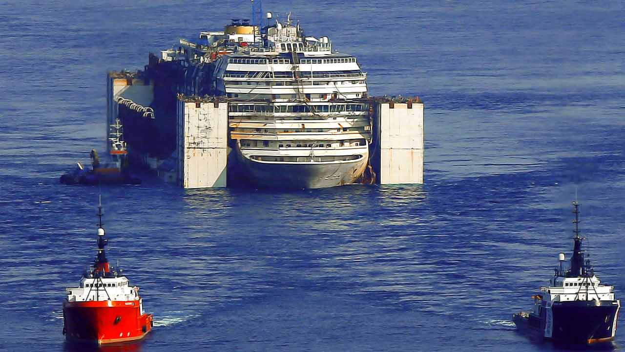 প্রমোদতরীর নাম কোস্টা কনকর্ডিয়া। মোট ৩,২০০ যাত্রী এবং ১,০২৩ জন কর্মী নিয়ে ধীরে ধীরে উত্তর ইতালির দিকে যাচ্ছিল প্রমোদতরীটি। মোট সাত দিনের যাত্রাপথে মাঝে বেশ কিছু উপকূলে দাঁড়ানোর কথা ছিল প্রমোদতরীটির।