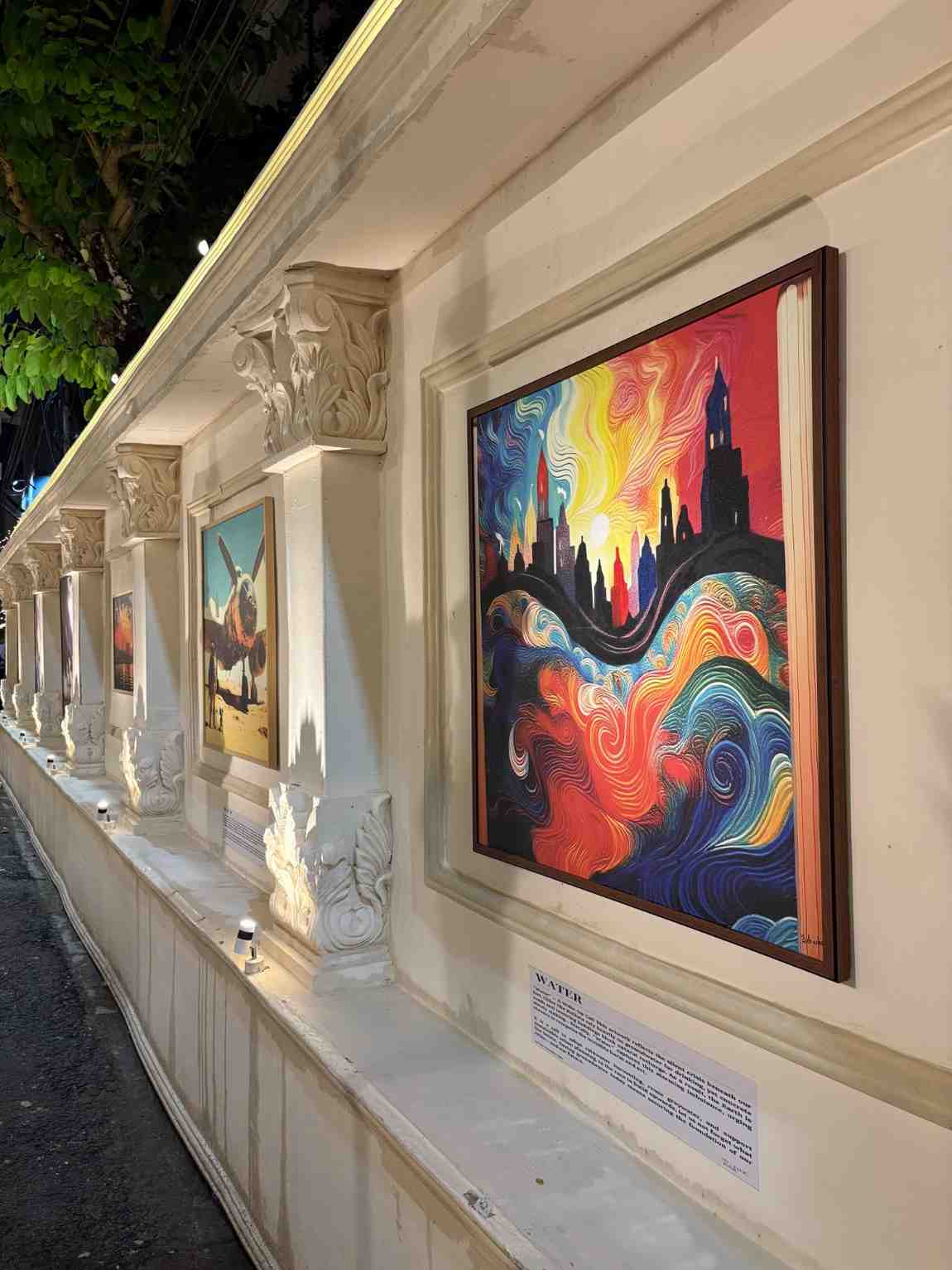 এ বারের পুজোয় দর্শনার্থীদের জন্য তাদের বিশেষ 'উপহার' হল একটি আস্ত শিল্প প্রদর্শনী!