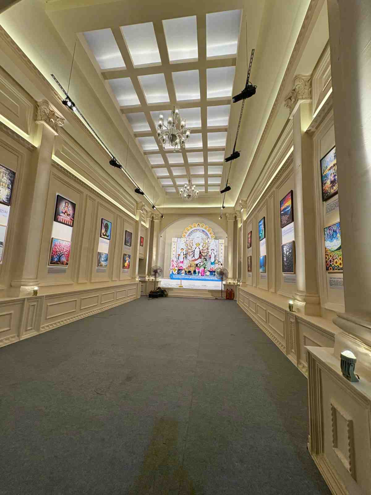 ইউরোপীয় ঘরানার মিউজিয়াম বা সংগ্রহশালাগুলি যেমন দেখতে হয়, যেখানে মূলত নানা ধরনের শিল্পকর্ম প্রদর্শিত হয়, সেই আদলেই করা হয়েছে সমস্ত বন্দোবস্ত। 