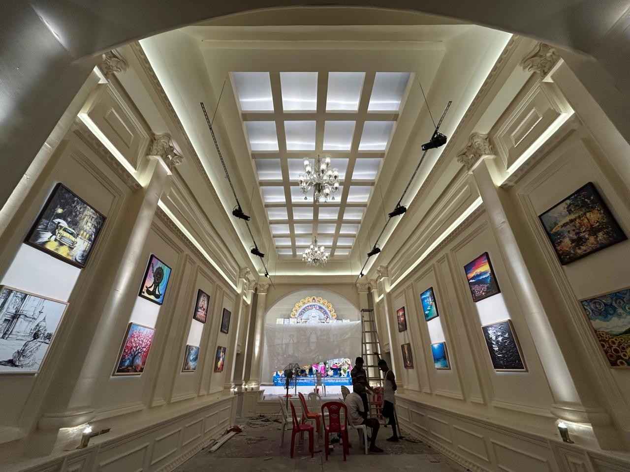 সব থেকে উল্লেখযোগ্য বিষয় হল, এই মণ্ডপে যাঁর শিল্পকর্ম প্রদর্শিত হচ্ছে, তিনি রাজ্যের প্রাক্তন মুখ্যসচিব দেবাশিস সেন। 