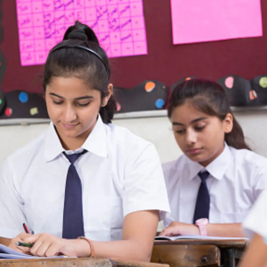 CBSE invites single girl child scholarship applications for class 10 students dgtl