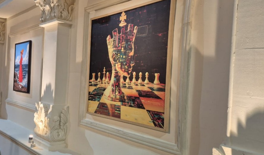 ইতিমধ্যেই ইন্ডিয়ান মিউজিয়াম ও আইটিসি সোনার-সহ বিভিন্ন স্থানে এই প্রদর্শনী রীতিমতো সাড়া ফেলে দিয়েছে। এ বার ঠাকুর দেখতে আসা মানুষও সেই শিল্পকর্ম প্রত্যক্ষ করতে পারবেন। 