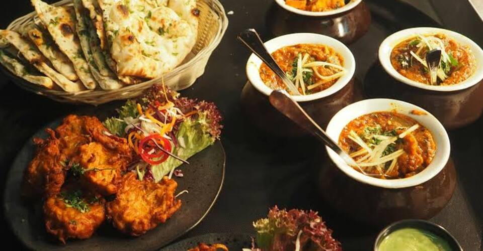 ২. বাল্লে বাল্লে ধাবা : ঠিকানা- সিটি সেন্টার ১-এর কাছে। রাত জেগে পুজো দেখা বাঙালির বহু পুরনো অভ্যাস। যখন গভীর রাতে বাকি সব রান্নাঘরের দরজায় তালা পড়ে, তখনও আপনার ‘লেট-নাইট ক্রেভিং’ মেটানো বা রাতের খাবার সেরে নেওয়ার ভরসা এই পাঞ্জাবি ধাবা-স্টাইল ডাইনিং। রাস্তার ধারের ধাবা আর খাঁটি পাঞ্জাবি রান্নার স্বাদ—এখানকার চিকেন টিক্কা এবং নিরামিষাশীদের জন্য ‘মক্কি কি রোটি’ ও ‘সরসো দা সাগ’ দারুণ জনপ্রিয়। লেট-নাইট ইটস হিসেবে এটি এক্কে বারে নিরাপদ ঠিকানা।