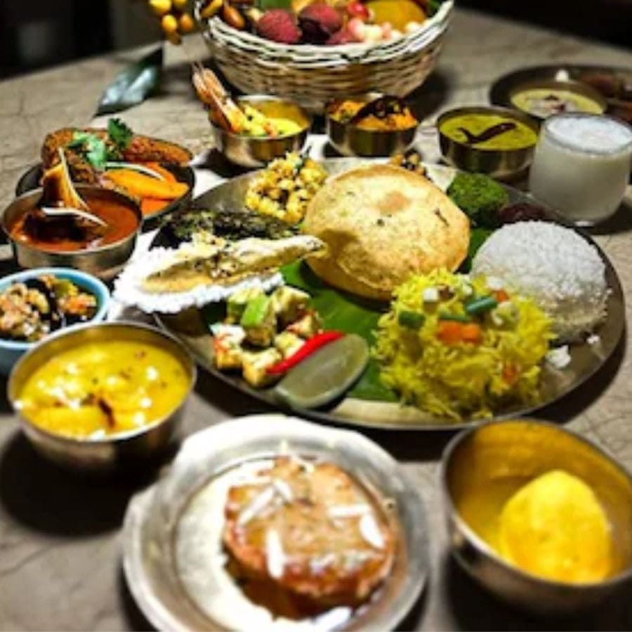 ৩. ক্যালকাটা রেট্রো: ঠিকানা- ডিডি ব্লক, সেক্টর ১। নামেই রয়েছে নস্টালজিয়া। ঐতিহ্য আর আধুনিকতার মিশেলে তৈরি এখানকার পরিবেশ। পুজোয় গ্রুপ ডিনারের জন্য বা পরিবারের সদস্যদের নিয়ে বসার জন্য এটি বেশ সুবিধাজনক। যাঁরা ‘বেঙ্গলি থালি’ এবং ‘কন্টিনেন্টাল স্মল প্লেটে’র মাঝে একটি মধ্যপন্থা খুঁজতে চান, তাঁদের জন্য এই রেস্টুরেন্ট সেরা। ভিড় এড়ানোর জন্য এখানকার অফারগুলি বা টেবিল বুকিংয়ের সময়টা একটু দেখে নিলে ভাল হয়।