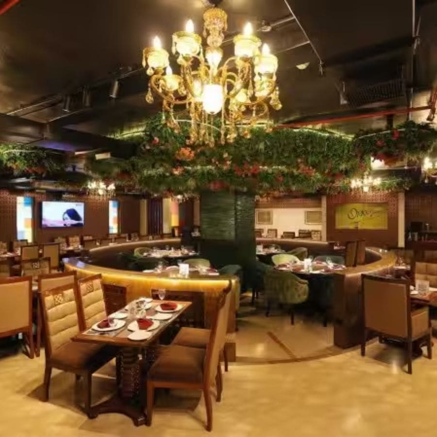 ৪. কাফিলা: ঠিকানা- সিটি সেন্টার ১, ব্লক বি, ৩য় তল। রাজকীয় মুঘলাই খাবারের স্বাদ নিতে চাইলে যেতে হবে এখানে। এটির পরিবেশও বেশ জমকালো। বড় দল বা পরিবারের জন্য এখানে 'কাভানা সিটিং'-এর ব্যবস্থা আছে, যা গ্রুপ ডাইনিংয়ের জন্য দারুণ উপযোগী। ‘সিগনেচার’ পদ হিসেবে এখানকার কান্দাহারি লাহম চেখে দেখার পরামর্শ দেওয়া হয়। সঙ্গে কিমা নান ও মাটন বিরিয়ানি অর্ডার করলে ভোজটি পুরো জমে যায়।