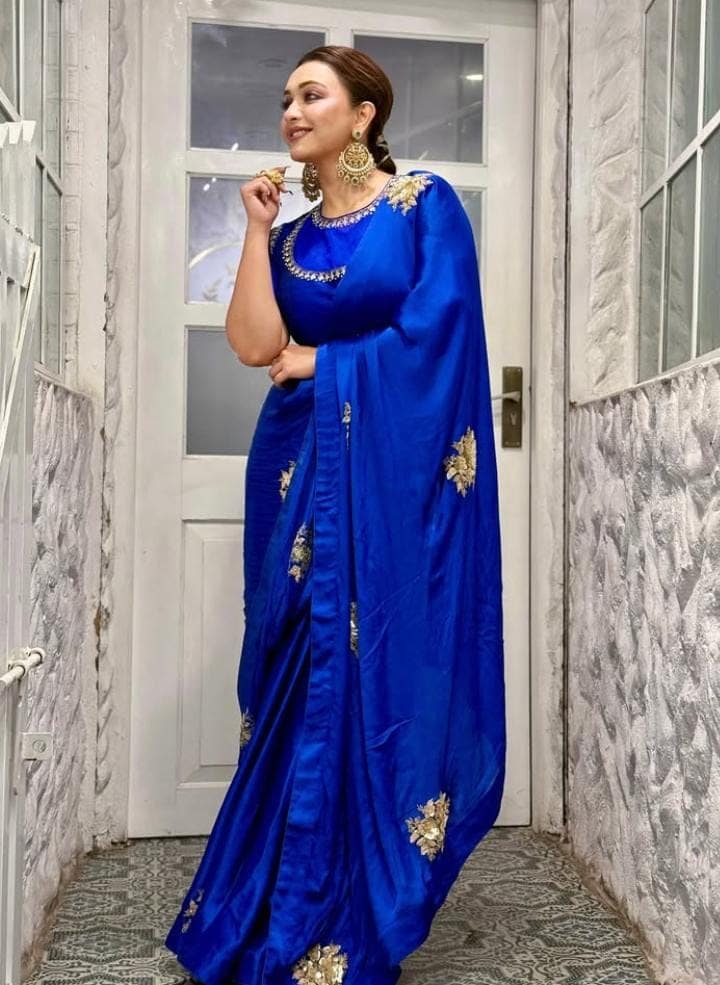 এদিন অভিনেত্রী গলায় কিছু পরেননি। তবে কানে মানানসই বড় দুল পরেছিলেন। আপনিও এ রকম সাজতে পারেন। এই সাজের সঙ্গে হাতে চুড়ি বা ঘড়ি না পরে, একটা পেল্লাই সাইজের আংটি পরতে পারেন। 